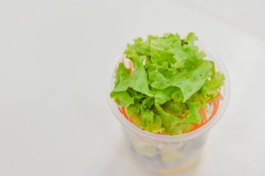 Mayonez soslu sebze salatası.