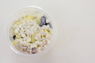 Mayonez soslu taze sebzeler, sağlıklı yiyecekler.