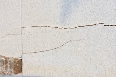 Binanın duvarlarında çatlaklar var..