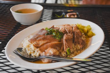 Demir yarışması masasının genel görünümü, 1 ana yemek, meze ve çorba, hepsi 