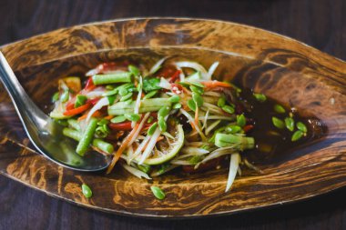 Somtam Thai veya Somtam Fruit dilimlenmiş çiğ papaya veya çeşitli baharatlarla karıştırılmış güzel oyulmuş ahşap bir kasede güzelce yerleştirilmiş diğer meyvelerle yapılan Tayland salatasıdır..