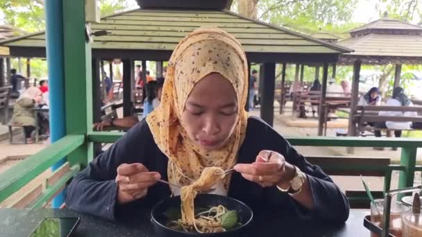 Asiático Musulmán Mujer Tiene Comer Fideos Tallarín — Vídeo de stock
