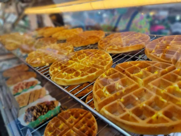 Thai waffles in a market Looks delicious and smells good.