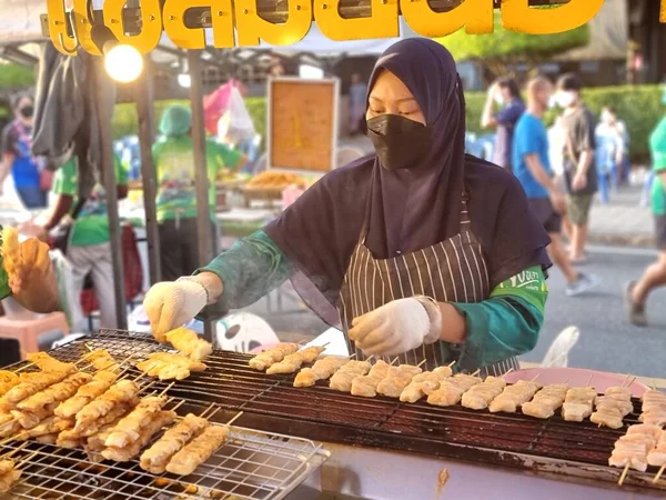 Songkhla-Tayland. 29 Ekim 2022 - Müslüman satıcılar bir markette somon şişi pişiriyor.