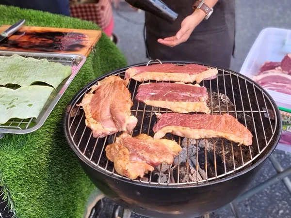 Comerciante Está Grelhar Carne Fresca Por Bife Mercado Tailândia — Fotografia de Stock