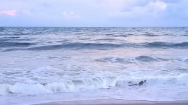 Dalgalar kumlu plaja çarptı. Akşamüstü