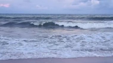 Dalgalar kumlu plaja çarptı. Akşamüstü