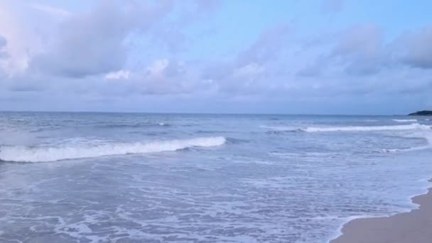波は砂浜に墜落した 夕方になると — ストック動画