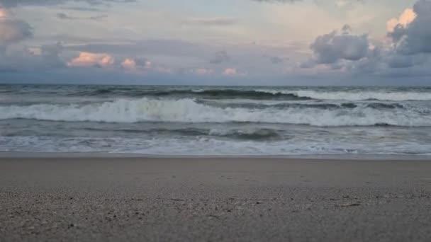 Onde Sono Schiantate Sulla Spiaggia Sabbiosa Tarda Serata — Video Stock