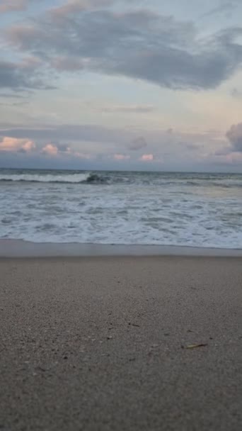 Хвилі Розбилися Піщаному Пляжі Пізно Ввечері — стокове відео
