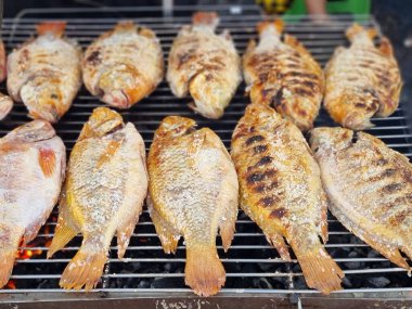 Kömür ızgarasında kızartılan tuzlanmış balık..