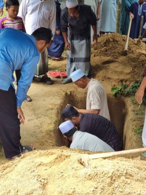 Songkhla, Tayland. 21 Ekim 2022: Tayland 'da bir Müslüman köyünün mezar kazısı. Tüm köy bu tören için bir araya gelecek..
