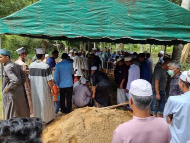 Songkhla, Tayland. 21 Ekim 2022: Tayland 'da bir Müslüman köyünün mezar kazısı. Tüm köy bu tören için bir araya gelecek..
