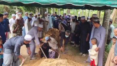 Songkhla, Tayland. 21 Ekim 2022: Tayland 'da bir Müslüman köyünün mezar kazısı. Tüm köy bu tören için bir araya gelecek..