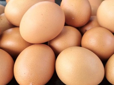 Birbiri üstüne yığılmış bir sürü çiğ tavuk yumurtası..