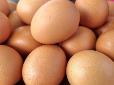 Birbiri üstüne yığılmış bir sürü çiğ tavuk yumurtası..