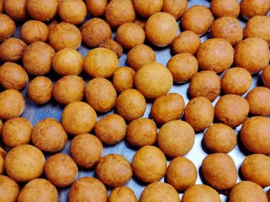 Kızarmış Tatlı Patates ve Taro topları. Aperatif Tayland 'da kaplumbağa yumurtası ya da tatlı patatesler tarafından yapılan bıldırcın yumurtası lakabı vardır. Buğday unu karıştırılır ve yağda kızartılır.