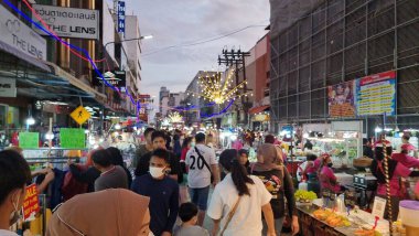 Hatyai-Tayland. 24 Aralık 2022. Yürüyen atışlar. Nefret Yai Gece Pazarı 'ndaki Yemek Festivali' nde.
