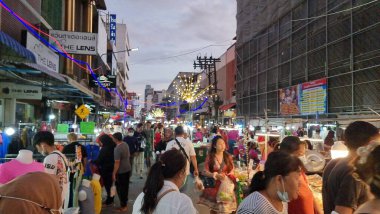 Hatyai-Tayland. 24 Aralık 2022. Yürüyen atışlar. Nefret Yai Gece Pazarı 'ndaki Yemek Festivali' nde.