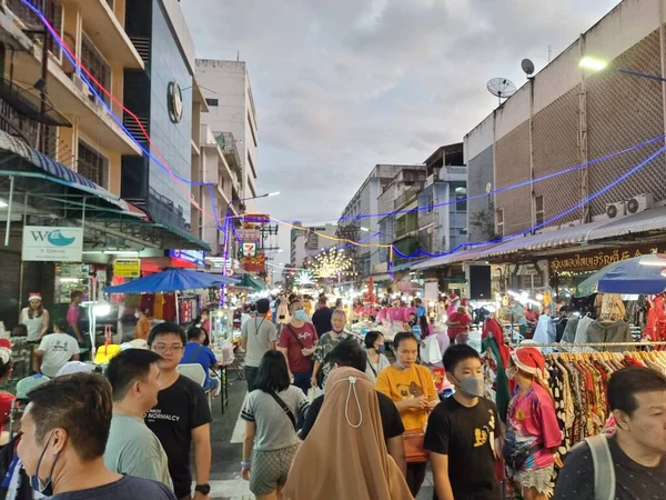 Hatyai-Tayland. 24 Aralık 2022. Yürüyen atışlar. Nefret Yai Gece Pazarı 'ndaki Yemek Festivali' nde.