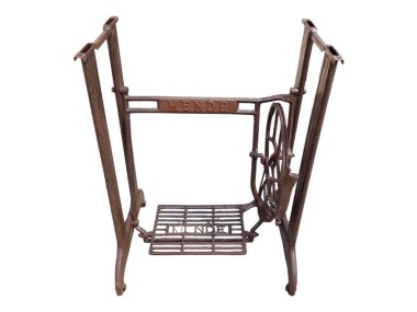 Klasik dikiş makinesi pedalı. marka MENDE. izole edilmiş beyaz arkaplan.