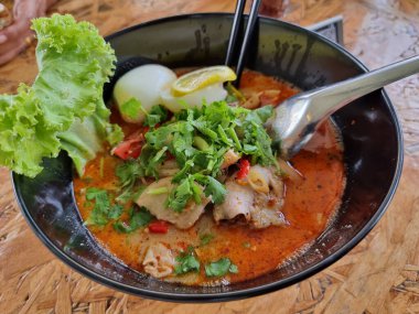 Kremalı Tom Yum Noodles Tayland 'ın ünlü bir yiyeceğidir. Tayland 'ın her bölgesinde yenebilir.