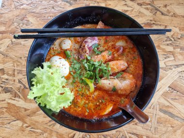 Kremalı Tom Yum Noodles Tayland 'ın ünlü bir yiyeceğidir. Tayland 'ın her bölgesinde yenebilir.