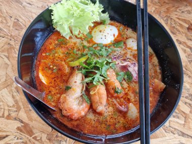 Kremalı Tom Yum Noodles Tayland 'ın ünlü bir yiyeceğidir. Tayland 'ın her bölgesinde yenebilir.