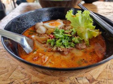 Kremalı Tom Yum Noodles Tayland 'ın ünlü bir yiyeceğidir. Tayland 'ın her bölgesinde yenebilir.