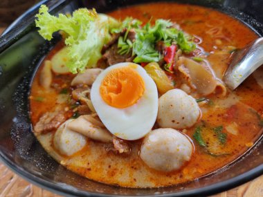 Kremalı Tom Yum Noodles Tayland 'ın ünlü bir yiyeceğidir. Tayland 'ın her bölgesinde yenebilir.