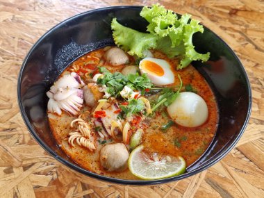 Kremalı Tom Yum Noodles Tayland 'ın ünlü bir yiyeceğidir. Tayland 'ın her bölgesinde yenebilir.