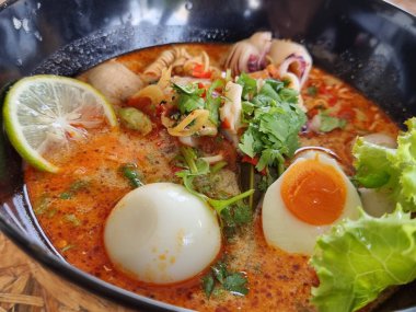 Kremalı Tom Yum Noodles Tayland 'ın ünlü bir yiyeceğidir. Tayland 'ın her bölgesinde yenebilir.
