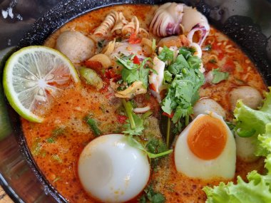 Kremalı Tom Yum Noodles Tayland 'ın ünlü bir yiyeceğidir. Tayland 'ın her bölgesinde yenebilir.