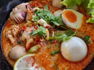 Kremalı Tom Yum Noodles Tayland 'ın ünlü bir yiyeceğidir. Tayland 'ın her bölgesinde yenebilir.