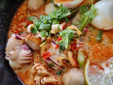 Kremalı Tom Yum Noodles Tayland 'ın ünlü bir yiyeceğidir. Tayland 'ın her bölgesinde yenebilir.