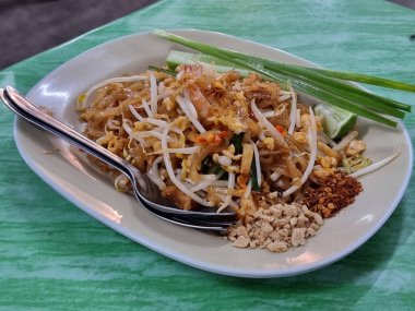 Pad Thai Tayland 'ın ünlü bir yiyeceğidir. Bu bir tür erişte yemeği. Özel malzemelerle dolu bir tavada sotelenmiş.