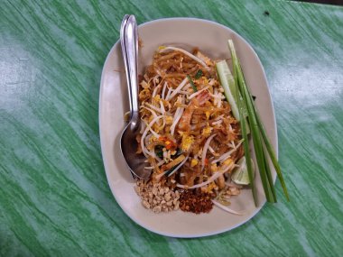 Pad Thai Tayland 'ın ünlü bir yiyeceğidir. Bu bir tür erişte yemeği. Özel malzemelerle dolu bir tavada sotelenmiş.