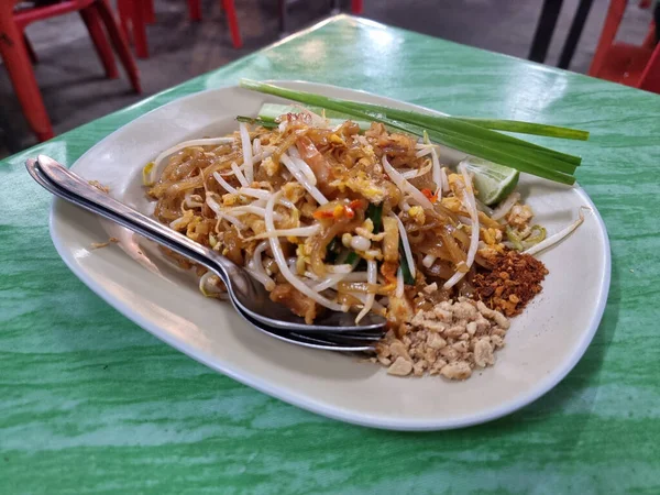 泰国菜是泰国的名菜 这是一种面食 放在有独特配料的锅里 — 图库照片