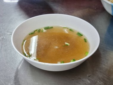 Tayland 'da bir erişte dükkanına gittiğimizde ve kuru erişte sipariş ettiğimizde, bunun gibi temiz çorbamız oluyor..