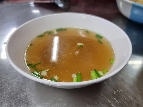 タイの麺屋さんに行って乾麺を注文すると こんな感じのスープが出てきます — ストック写真