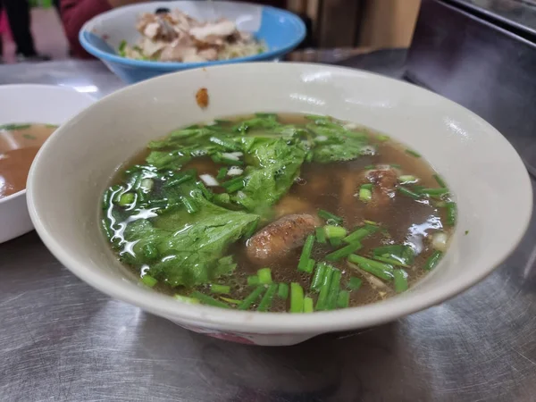 澄んだ水で煮込んだ鶏の翼のスープ スライスしたネギと中国のキャベツを振りかける ステンレス製のテーブルの上に置かれた — ストック写真