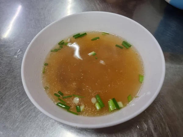 当我们去泰国的面条店点干面条时 我们会得到像这样的清汤 — 图库照片