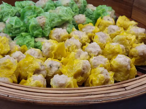 Sabores Albóndigas Dos Colores Verde Amarillo Cocinan Vapor Una Caja — Foto de Stock