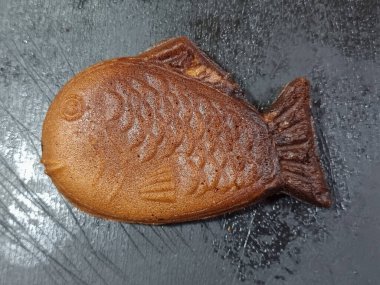 Taiyaki Balık şekilli siyah demir tava arka planı.