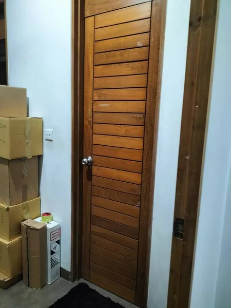 Holztür Einem Zimmer — Stockfoto