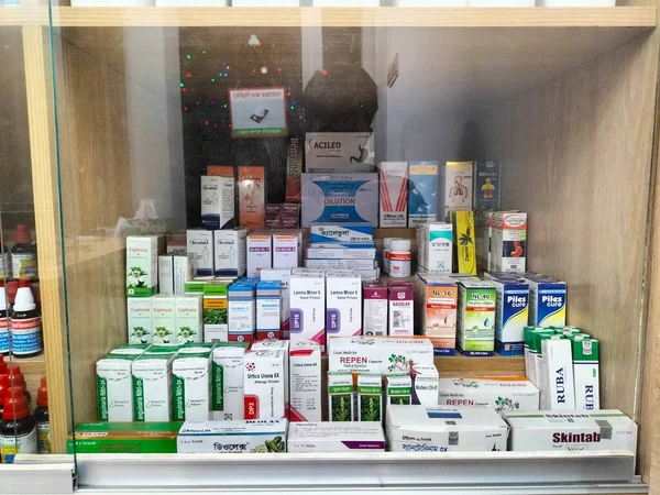 Medicamentos Homeopáticos Colocados Los Estantes Farmacia —  Fotos de Stock