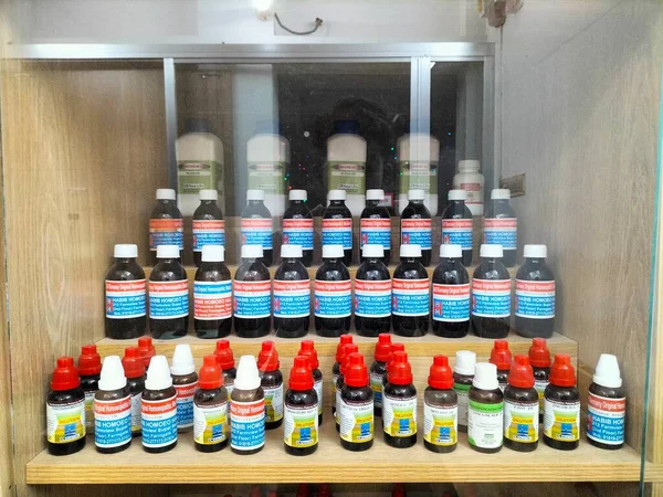 Eczane Raflarına Yerleştirilen Homeopatik Ilaçlar — Stok fotoğraf