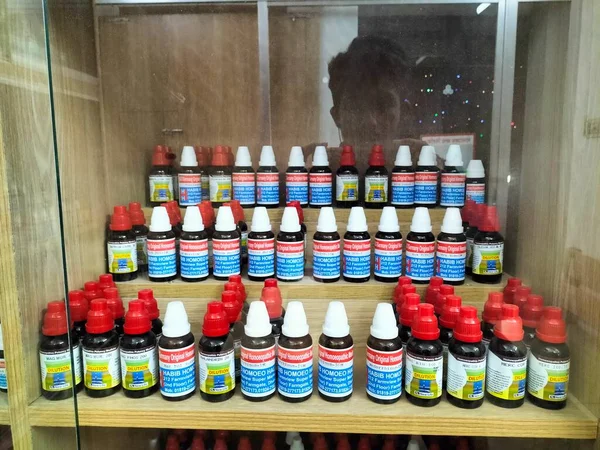 Eczane Raflarına Yerleştirilen Homeopatik Ilaçlar — Stok fotoğraf