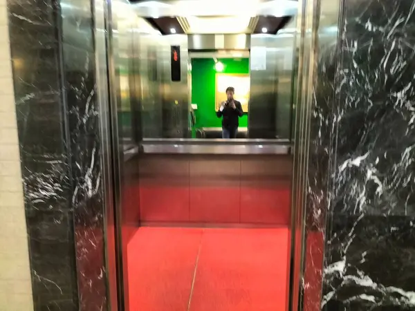 Binada Asansör Açılıyor — Stok fotoğraf