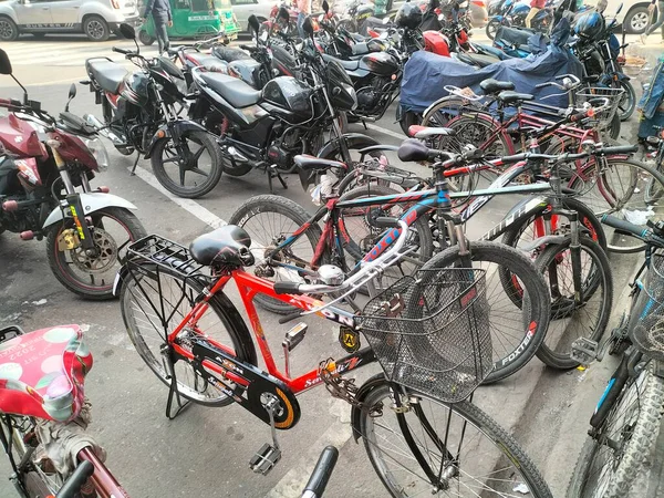 ダッカ郊外のサイクルラックでの自転車 — ストック写真